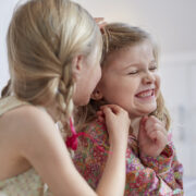 Πώς κατάφερα επιτέλους να δώσω τέλος στα «αδερφικά μαλλιοτραβήγματα»: οι συμβουλές των ειδικών που ακολούθησα κι είχαν αποτέλεσμα