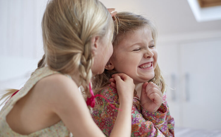 Πώς κατάφερα επιτέλους να δώσω τέλος στα «αδερφικά μαλλιοτραβήγματα»: οι συμβουλές των ειδικών που ακολούθησα κι είχαν αποτέλεσμα