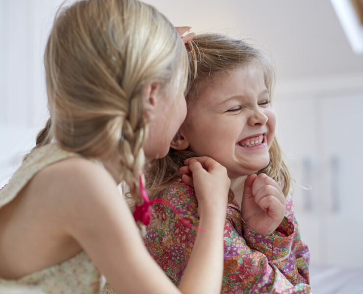 Πώς κατάφερα επιτέλους να δώσω τέλος στα «αδερφικά μαλλιοτραβήγματα»: οι συμβουλές των ειδικών που ακολούθησα κι είχαν αποτέλεσμα
