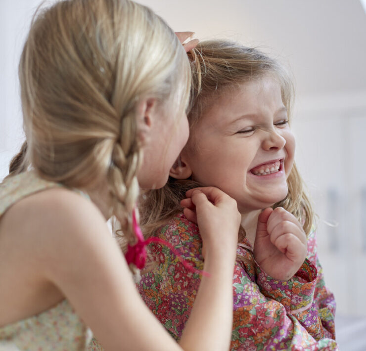 Πώς κατάφερα επιτέλους να δώσω τέλος στα «αδερφικά μαλλιοτραβήγματα»: οι συμβουλές των ειδικών που ακολούθησα κι είχαν αποτέλεσμα