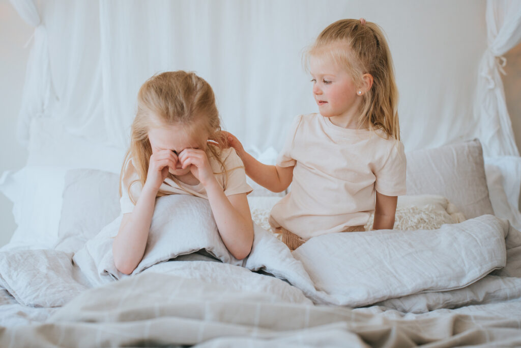 Πώς κατάφερα επιτέλους να δώσω τέλος στα «αδερφικά μαλλιοτραβήγματα»: οι συμβουλές των ειδικών που ακολούθησα κι είχαν αποτέλεσμα