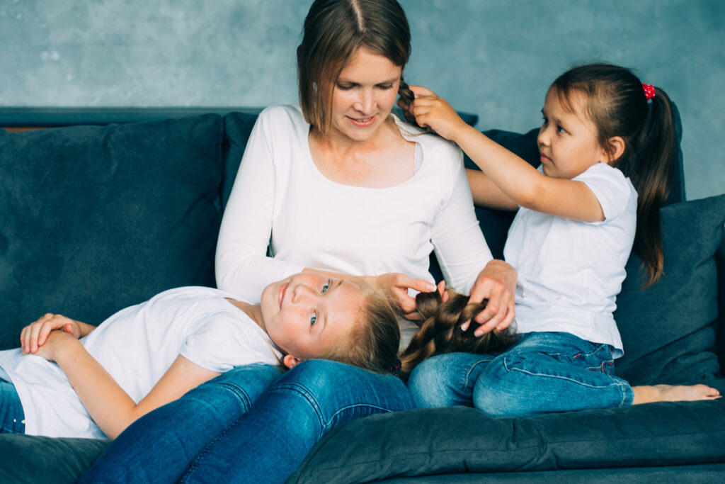 Πώς κατάφερα επιτέλους να δώσω τέλος στα «αδερφικά μαλλιοτραβήγματα»: οι συμβουλές των ειδικών που ακολούθησα κι είχαν αποτέλεσμα