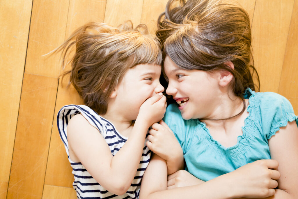 Πώς κατάφερα επιτέλους να δώσω τέλος στα «αδερφικά μαλλιοτραβήγματα»: οι συμβουλές των ειδικών που ακολούθησα κι είχαν αποτέλεσμα