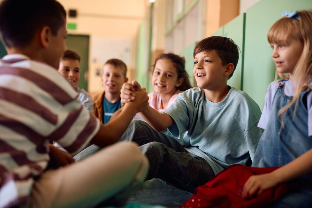 Διεθνής Ημέρα κατά της σχολικής βίας και του εκφοβισμού: Τι μπορούν να κάνουν οι γονείς για να προστατεύσουν τα παιδιά τους από τη σχολική βία και τον εκφοβισμό — και τι να κάνουν εάν το παιδί σας εκφοβιστεί ή εκφοβίζει άλλους
