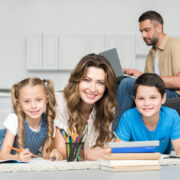 Η σχολική ψυχολόγος Lisa Liggins-Chambers εξηγεί γιατί τα παιδιά χρειάζονται κάτι περισσότερο από μια επιτρεπτική γονική μέριμνα