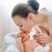 Νέα μαμά: 10 συνήθειες μετά τον τοκετό που προστατεύουν την ψυχική υγεία σου