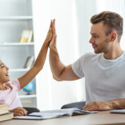 Το νούμερο 1 μυστικό της επιτυχίας των παιδιών με υψηλές επιδόσεις —που οι γονείς πρέπει να το διδάξουν από νωρίς, σύμφωνα με τους ειδικούς