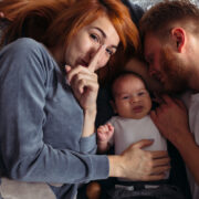 Ακούνε τελικά οι μπαμπάδες τα μωρά που κλαίνε τη νύχτα;