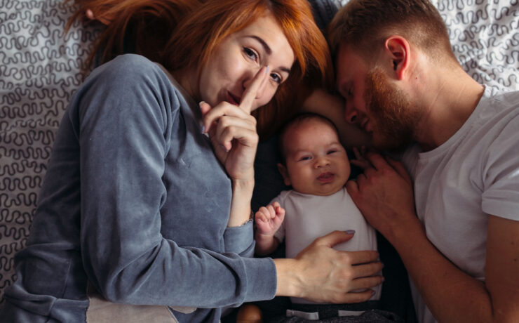 Ακούνε τελικά οι μπαμπάδες τα μωρά που κλαίνε τη νύχτα;