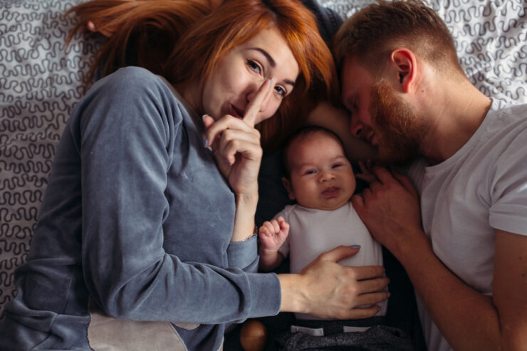 Ακούνε τελικά οι μπαμπάδες τα μωρά που κλαίνε τη νύχτα;