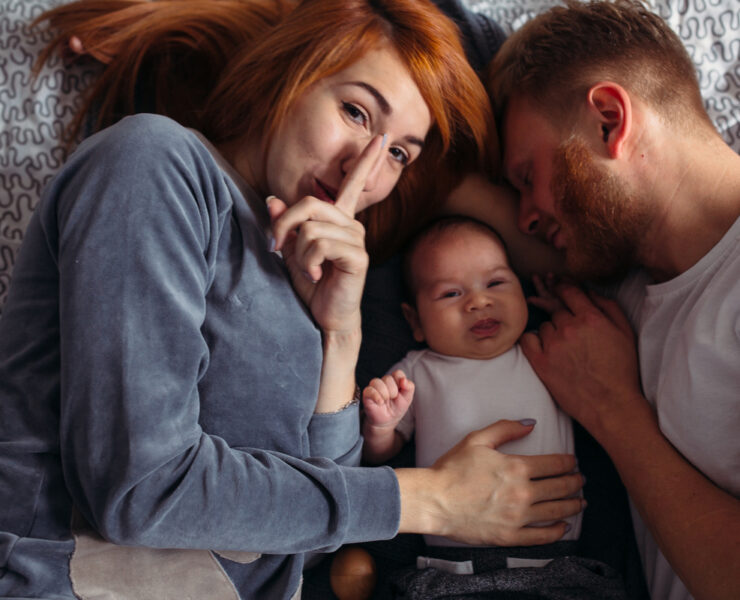 Ακούνε τελικά οι μπαμπάδες τα μωρά που κλαίνε τη νύχτα;