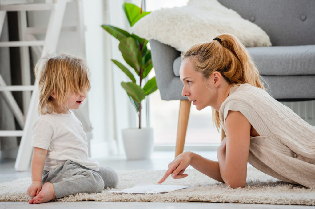 Η θεραπεύτρια Kelsey Mora έχει συνεργαστεί με πάνω από 1.000 παιδιά και δίνει τα φώτα της στο πώς να πείτε «όχι» ή «σταμάτα» — και τα παιδιά πραγματικά να σας ακούσουν