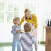 Η θεραπεύτρια Kelsey Mora έχει συνεργαστεί με πάνω από 1.000 παιδιά και δίνει τα φώτα της στο πώς να πείτε «όχι» ή «σταμάτα» — και τα παιδιά πραγματικά να σας ακούσουν