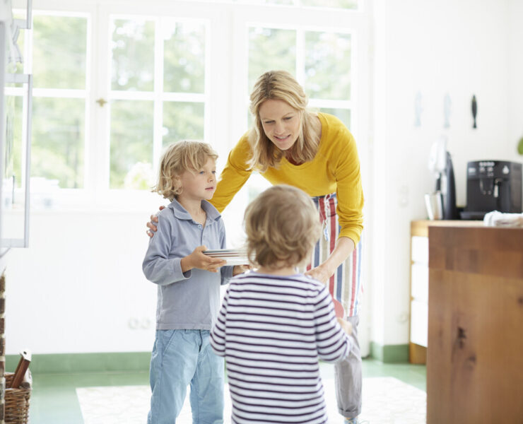 Η θεραπεύτρια Kelsey Mora έχει συνεργαστεί με πάνω από 1.000 παιδιά και δίνει τα φώτα της στο πώς να πείτε «όχι» ή «σταμάτα» — και τα παιδιά πραγματικά να σας ακούσουν