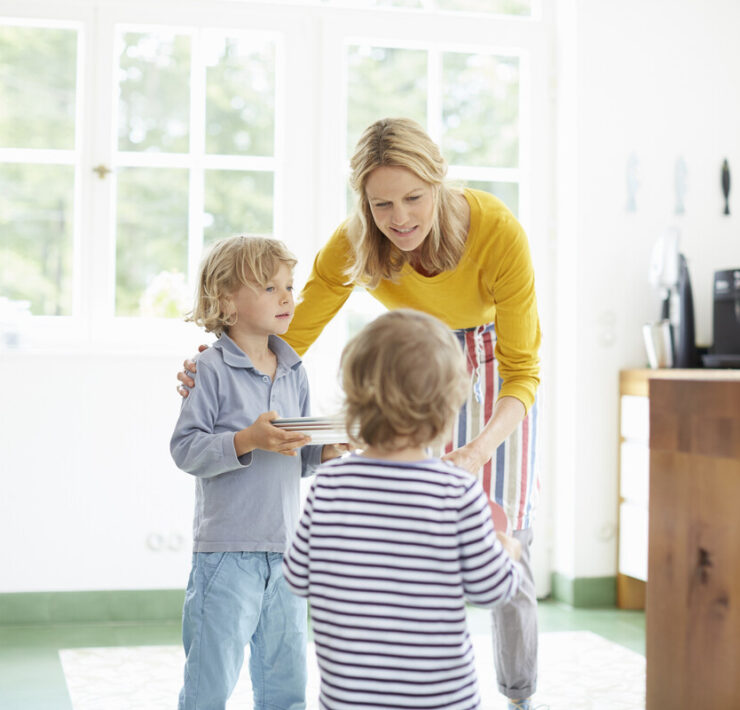 Η θεραπεύτρια Kelsey Mora έχει συνεργαστεί με πάνω από 1.000 παιδιά και δίνει τα φώτα της στο πώς να πείτε «όχι» ή «σταμάτα» — και τα παιδιά πραγματικά να σας ακούσουν