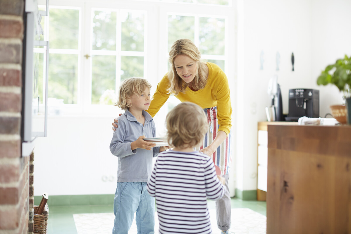 Η θεραπεύτρια Kelsey Mora έχει συνεργαστεί με πάνω από 1.000 παιδιά και δίνει τα φώτα της στο πώς να πείτε «όχι» ή «σταμάτα» — και τα παιδιά πραγματικά να σας ακούσουν