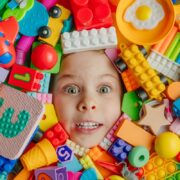 Λιγότερα παιχνίδια, περισσότερη ευτυχία: Τι δείχνει έρευνα για το παιχνίδι και την ανάπτυξη των παιδιών