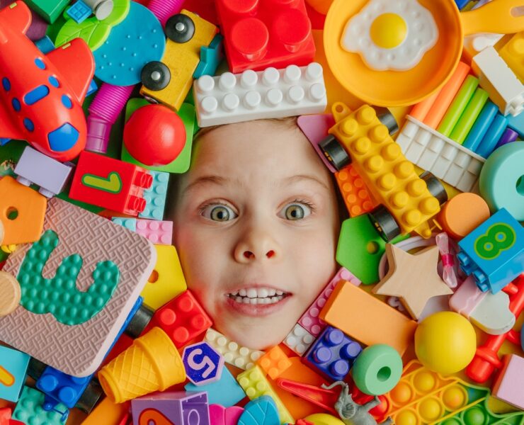 Λιγότερα παιχνίδια, περισσότερη ευτυχία: Τι δείχνει έρευνα για το παιχνίδι και την ανάπτυξη των παιδιών