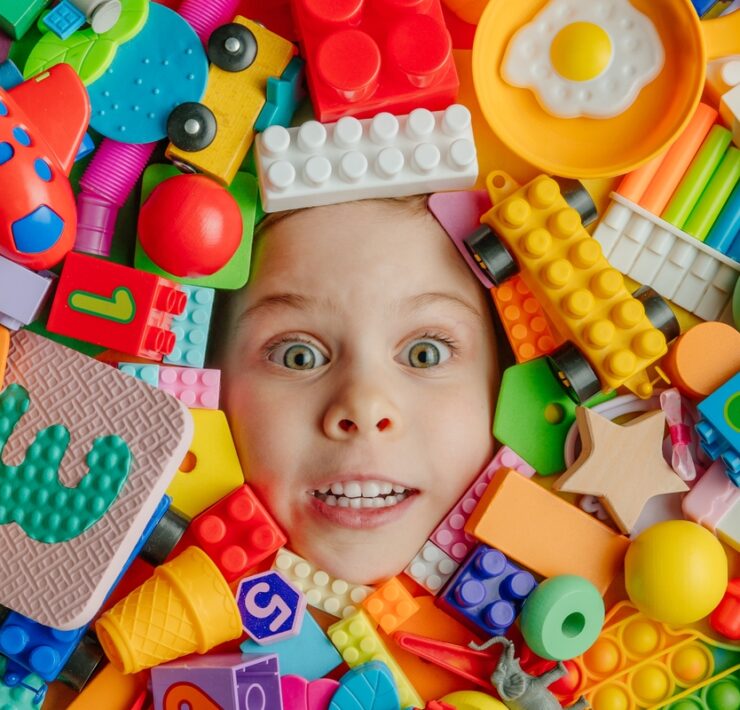 Λιγότερα παιχνίδια, περισσότερη ευτυχία: Τι δείχνει έρευνα για το παιχνίδι και την ανάπτυξη των παιδιών