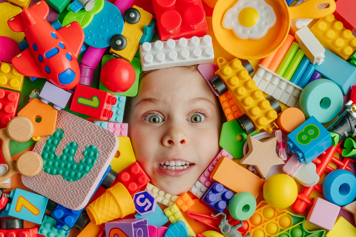 Λιγότερα παιχνίδια, περισσότερη ευτυχία: Τι δείχνει έρευνα για το παιχνίδι και την ανάπτυξη των παιδιών