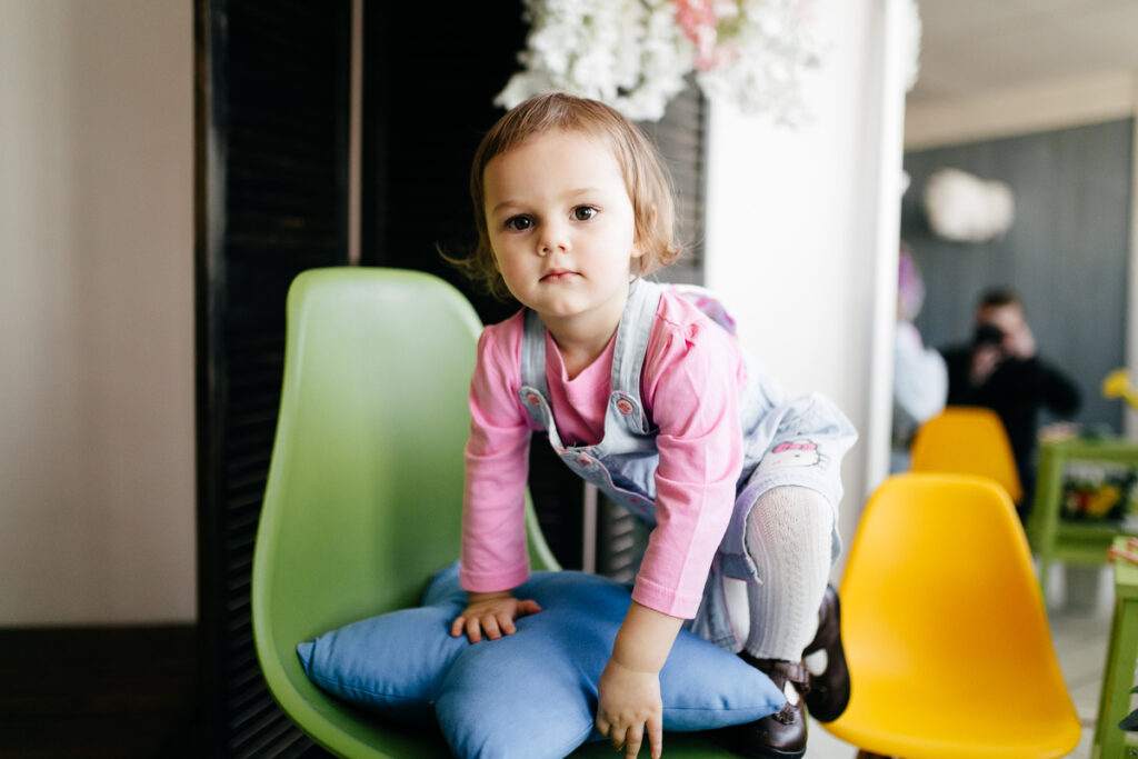 Τι είναι η ριζική αποδοχή και πώς θα σας βοηθήσει να διαχειριστείτε τα νηπιακά ξεσπάσματα