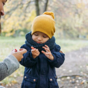 Τι είναι η ριζική αποδοχή και πώς θα σας βοηθήσει να διαχειριστείτε τα νηπιακά ξεσπάσματα