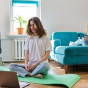 10 στρατηγικές που θα θέλουν όντως να ακολουθήσουν οι έφηβοι για να περιορίσουν τον χρόνο οθόνης