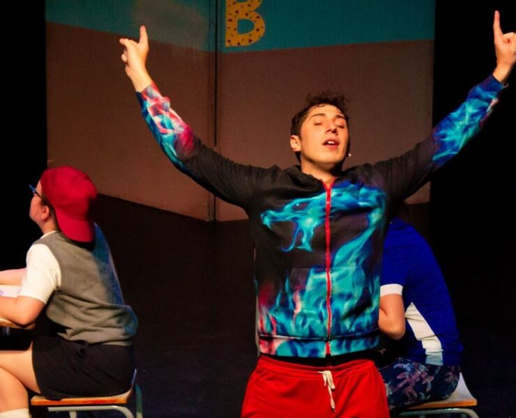 Στράτος Νταλαμάγκος: «Είναι μαγικό ότι το θέατρο μπορεί να φτιάχνει χώρους που δεν υπάρχουν αλλού»