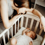 Μα τι είναι επιτέλους τα «Παράθυρα Ξύπνιου» (Wake Windows) και γιατί οι νέες μαμάδες έχουν εμμονή με τον «Τέλειο Ύπνο» / Sleep Training;