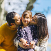 Gentle Parenting: Το «μαγικό ραβδάκι» που σταμάτησε να πιάνει (και τι έμαθα όταν έπρεπε να το πετάξω)