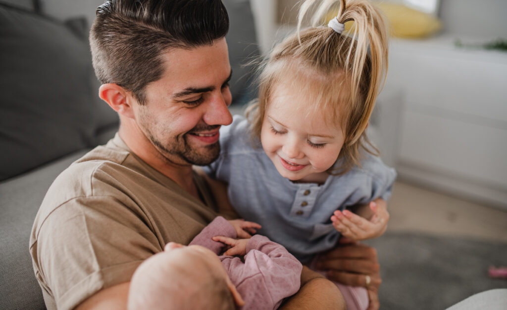 Gentle Parenting: Το «μαγικό ραβδάκι» που σταμάτησε να πιάνει (και τι έμαθα όταν έπρεπε να το πετάξω)