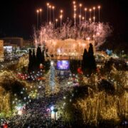 Παραμονή Πρωτοχρονιάς στο Σύνταγμα με Κωστή Μαραβέγια, Ρένα Μόρφη, Νίκο Μουτσινά και Τόνια Σωτηροπούλου