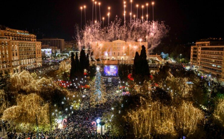 Παραμονή Πρωτοχρονιάς στο Σύνταγμα με Κωστή Μαραβέγια, Ρένα Μόρφη, Νίκο Μουτσινά και Τόνια Σωτηροπούλου