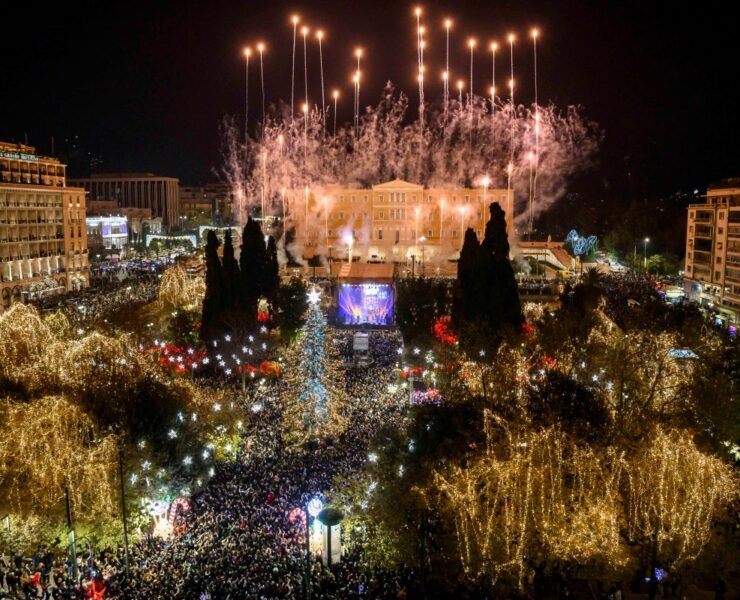 Παραμονή Πρωτοχρονιάς στο Σύνταγμα με Κωστή Μαραβέγια, Ρένα Μόρφη, Νίκο Μουτσινά και Τόνια Σωτηροπούλου