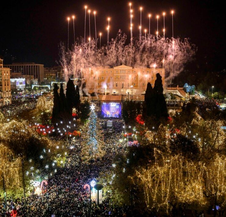 Παραμονή Πρωτοχρονιάς στο Σύνταγμα με Κωστή Μαραβέγια, Ρένα Μόρφη, Νίκο Μουτσινά και Τόνια Σωτηροπούλου