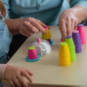 Sensory Play: Πώς να μετατρέψετε το παιχνίδι στο σπίτι σε «εργαστήριο» δεξιοτήτων (χωρίς να γεμίσετε το σπίτι ακαταστασία)