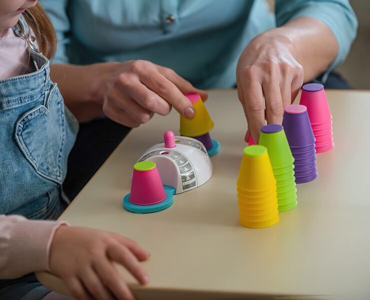 Sensory Play: Πώς να μετατρέψετε το παιχνίδι στο σπίτι σε «εργαστήριο» δεξιοτήτων (χωρίς να γεμίσετε το σπίτι ακαταστασία)