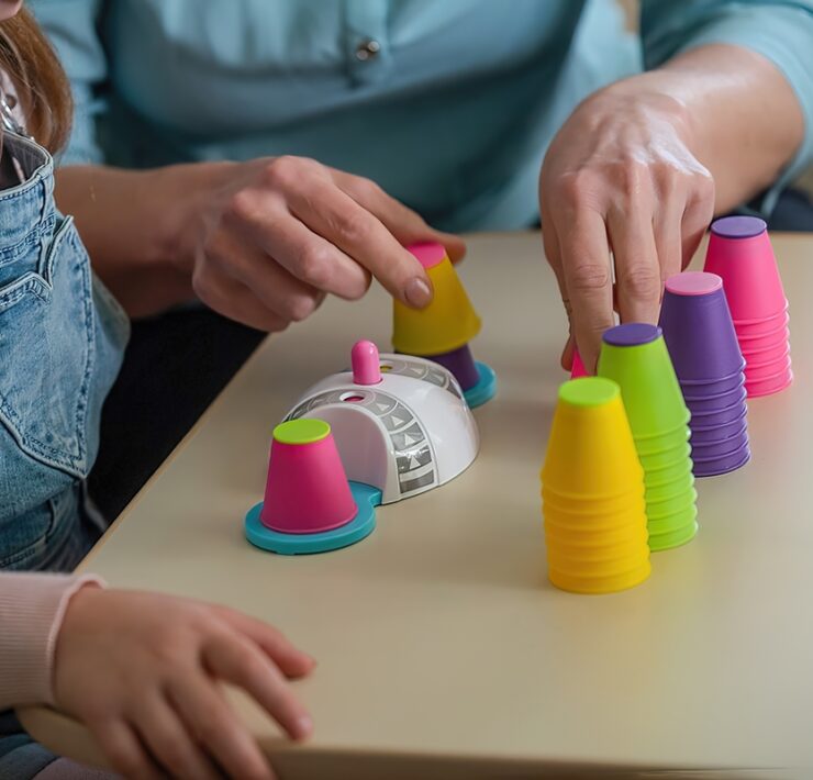 Sensory Play: Πώς να μετατρέψετε το παιχνίδι στο σπίτι σε «εργαστήριο» δεξιοτήτων (χωρίς να γεμίσετε το σπίτι ακαταστασία)