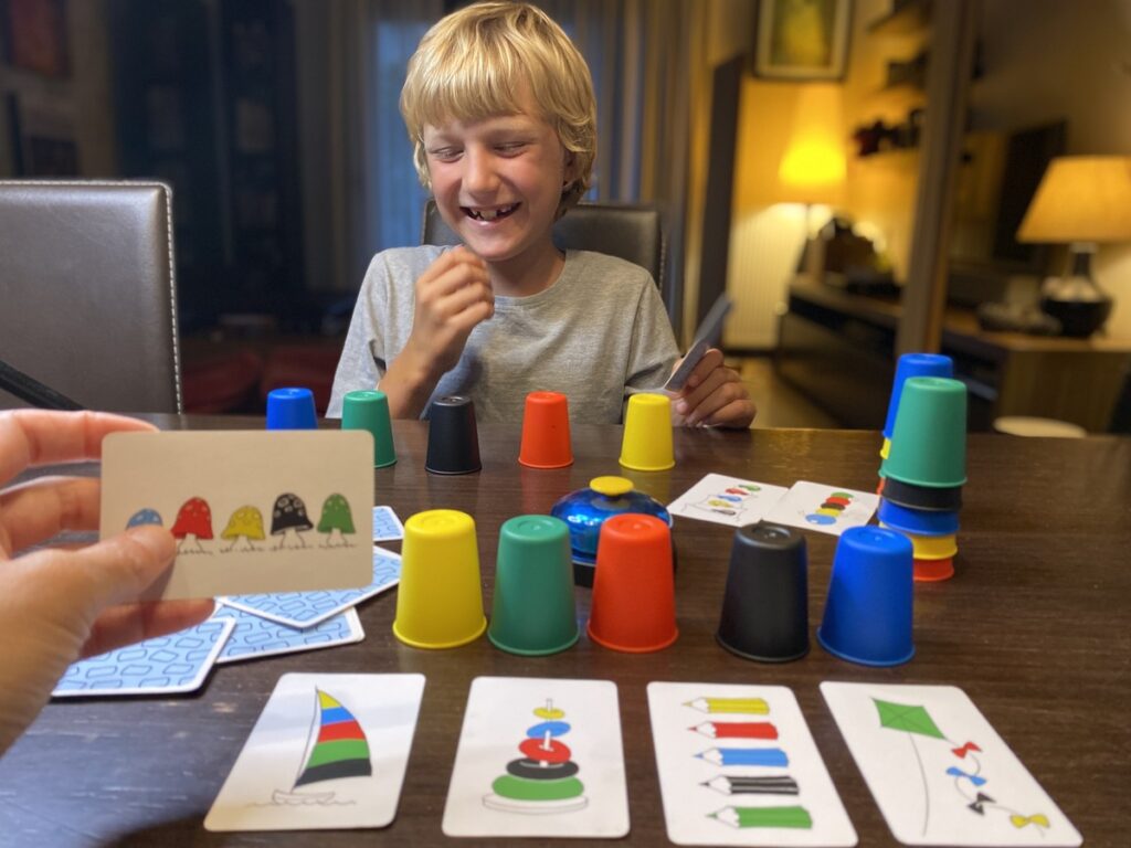 Sensory Play: Πώς να μετατρέψετε το παιχνίδι στο σπίτι σε «εργαστήριο» δεξιοτήτων (χωρίς να γεμίσετε το σπίτι ακαταστασία)