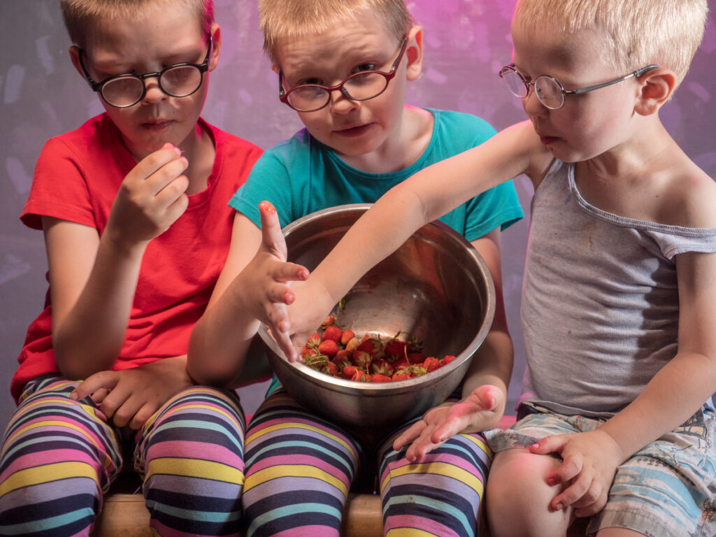 Sensory Play: Πώς να μετατρέψετε το παιχνίδι στο σπίτι σε «εργαστήριο» δεξιοτήτων (χωρίς να γεμίσετε το σπίτι ακαταστασία)