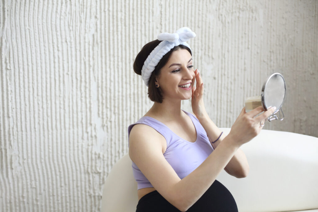 Ακμή στην Εγκυμοσύνη: Γιατί συμβαίνει και πώς να την αντιμετωπίσεις με ασφάλεια (χωρίς να τρελαθείς)