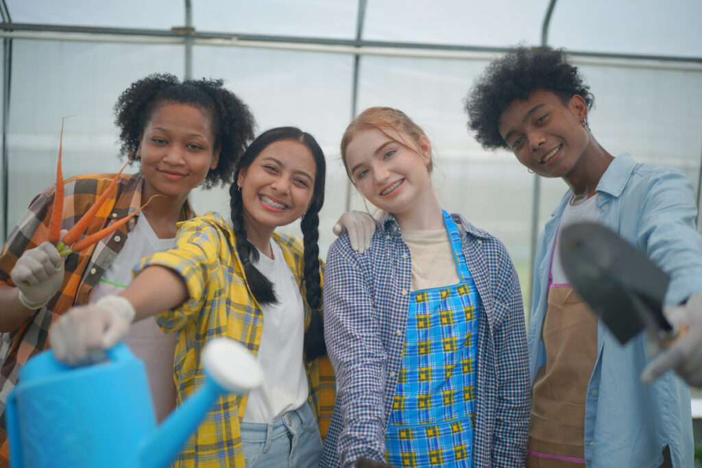 Το αντίδοτο στη θλίψη των εφήβων δεν είναι πάντα η ψυχοθεραπεία: Πώς η «προσφορά» αλλάζει τον εγκέφαλό τους