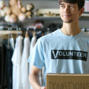 Το αντίδοτο στη θλίψη των εφήβων δεν είναι πάντα η ψυχοθεραπεία: Πώς η «προσφορά» αλλάζει τον εγκέφαλό τους