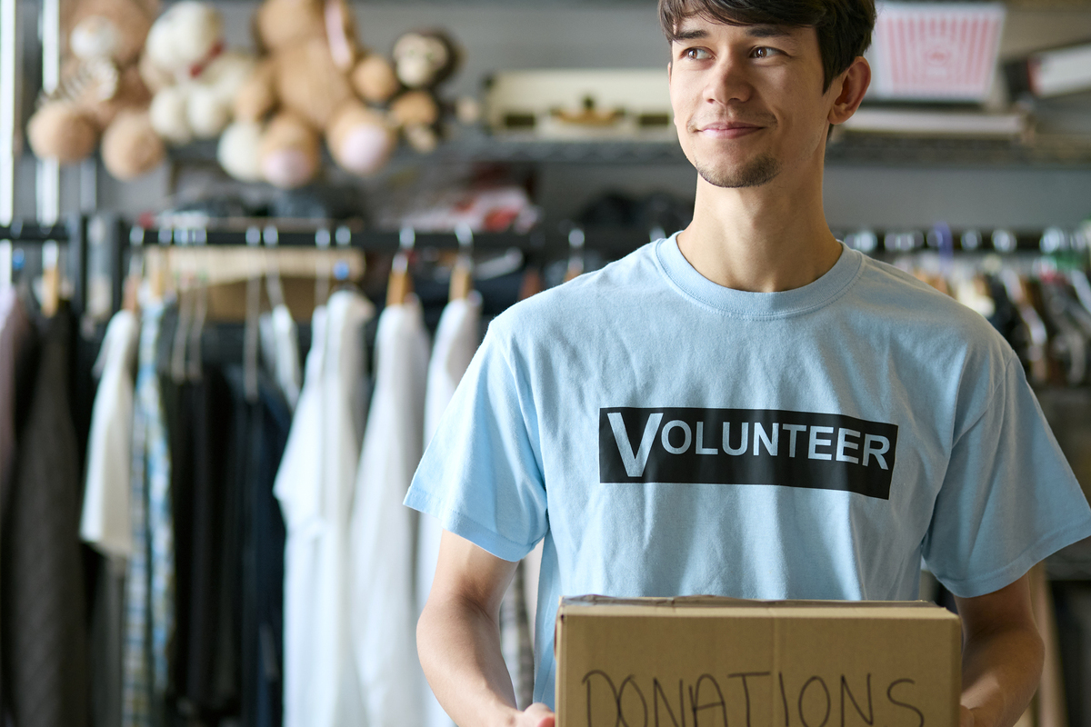 Το αντίδοτο στη θλίψη των εφήβων δεν είναι πάντα η ψυχοθεραπεία: Πώς η «προσφορά» αλλάζει τον εγκέφαλό τους