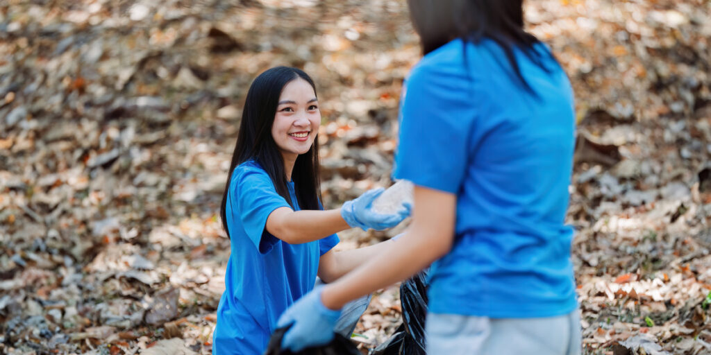 Το αντίδοτο στη θλίψη των εφήβων δεν είναι πάντα η ψυχοθεραπεία: Πώς η «προσφορά» αλλάζει τον εγκέφαλό τους
