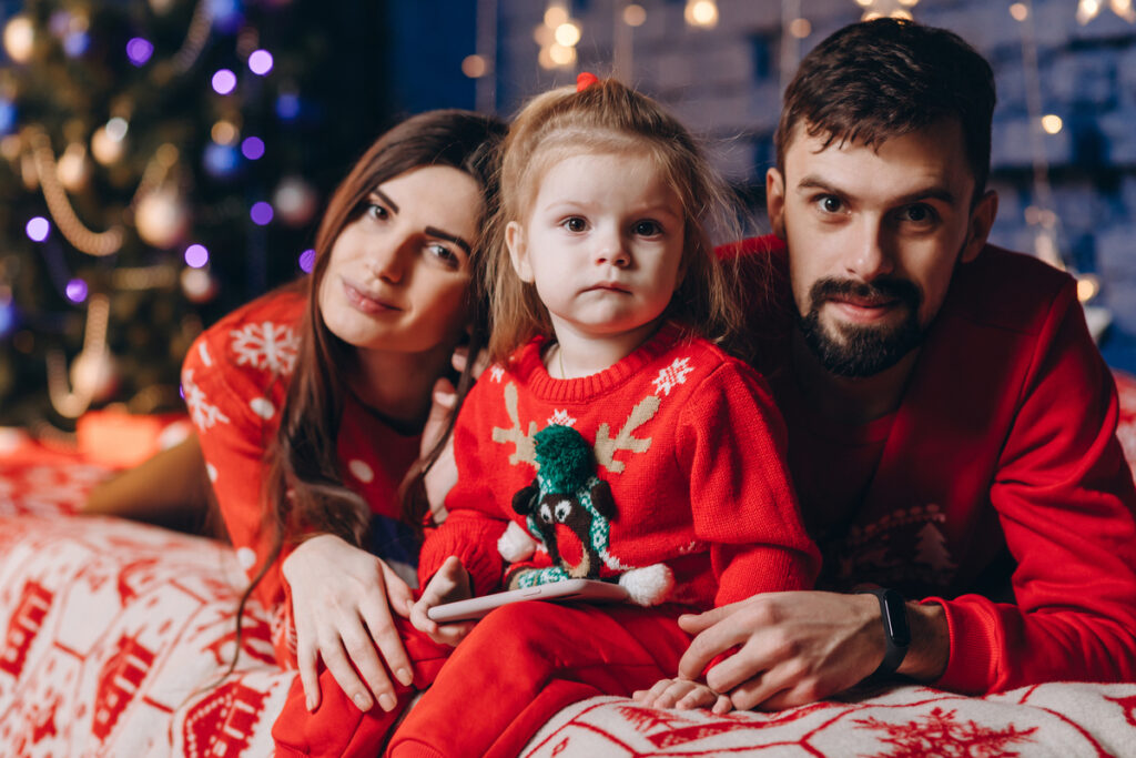 Πώς να επιβιώσετε από τον «Άγιο Βασίλη»: 4 τρόποι να ξαναβρείτε τη γαλήνη (και τη λογική σας) αυτές τις γιορτές