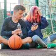 Νέα μελέτη αποκαλύπτει επικίνδυνες τάσεις στο TikTok που στέλνουν παιδιά στα επείγοντα