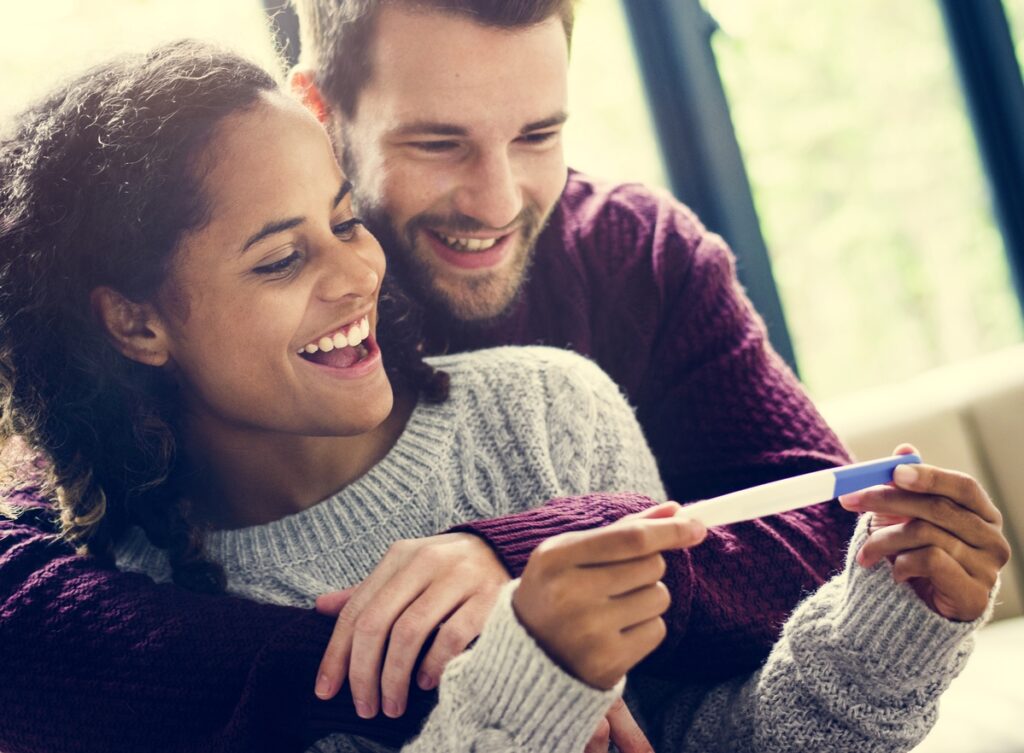 Πέρα από τις εξετάσεις και τα έξοδα: Πώς η εξωσωματική δοκιμάζει τη σχέση σας (και πώς να βγείτε νικητές μαζί)