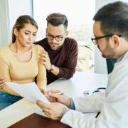 Πέρα από τις εξετάσεις και τα έξοδα: Πώς η εξωσωματική δοκιμάζει τη σχέση σας (και πώς να βγείτε νικητές μαζί)