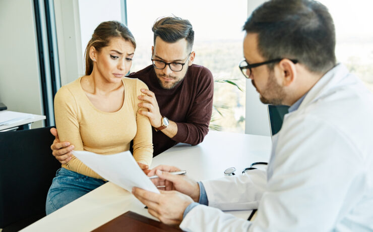 Πέρα από τις εξετάσεις και τα έξοδα: Πώς η εξωσωματική δοκιμάζει τη σχέση σας (και πώς να βγείτε νικητές μαζί)